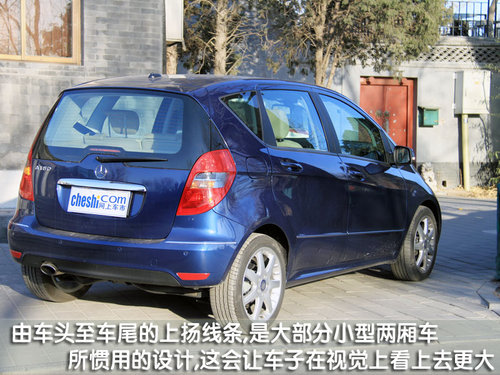 实拍梅赛德斯奔驰a180 车尾和发动机_奔驰小