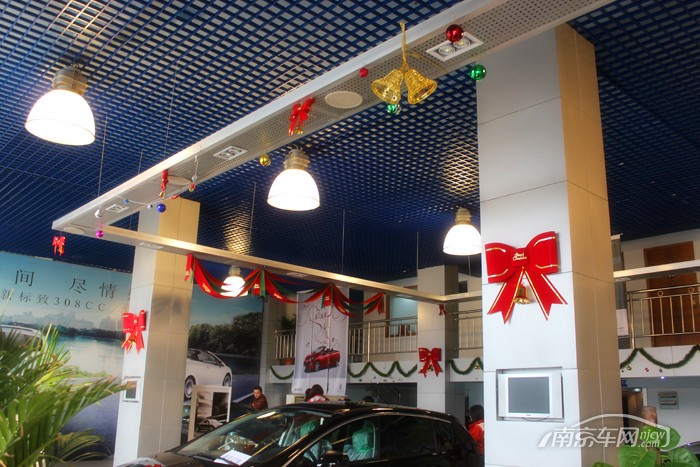 汽车4s店展厅布置,汽车4s店展厅布置方案,4s店圣诞节展厅布高清图片
