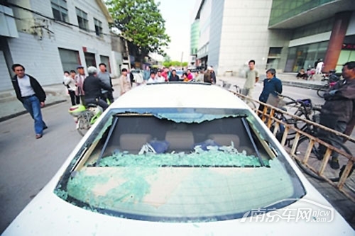 宝马玻璃全被砸烂 目击者称有人用刀砍