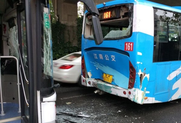 应天大街两辆公交车追尾 致多位乘客受伤