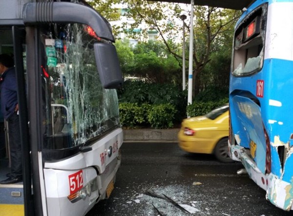 应天大街两辆公交车追尾 致多位乘客受伤_南京车网