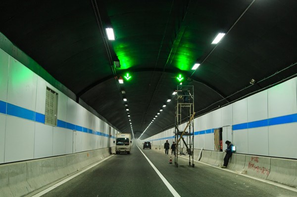 市民驾车体验扬子江隧道 五分钟就可过江