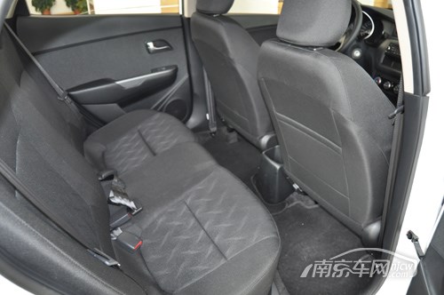 k2定位在a0级小车,局促的后排空间表现较差,在同级竞争对手中,它的
