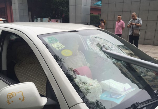 穿拖鞋开车 撞上路边围栏钢管插进驾驶室