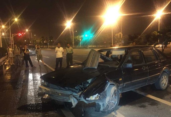 外地新手<em>女司机翻车</em> 路过司机纷纷伸援手_南京
