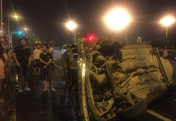 外地新手<em>女司机翻车</em> 路过司机纷纷伸援手_南京