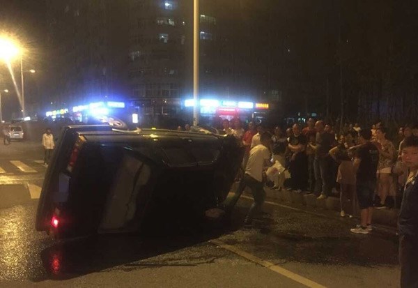 外地新手<em>女司机翻车</em> 路过司机纷纷伸援手_南京