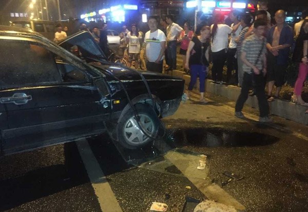外地新手<em>女司机翻车</em> 路过司机纷纷伸援手_南京
