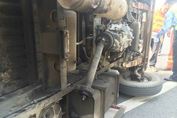 绕城公路货车传动轴断裂 司机被困驾驶室