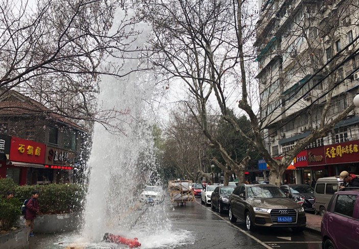 消防栓被厢式货车撞断 路面被淹百米积水