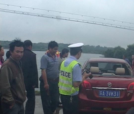 昨夜暴雨 夫妻开车回南京轿车雨夜坠水库