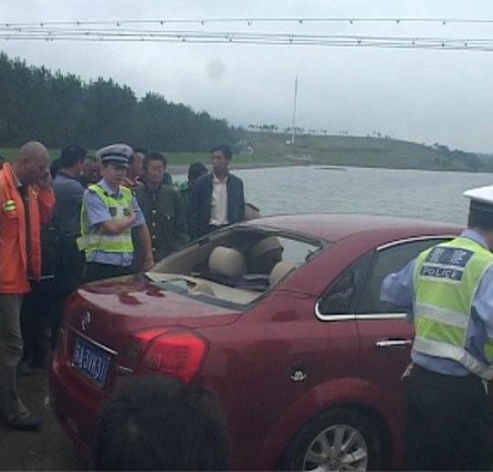 昨夜暴雨 夫妻开车回南京轿车雨夜坠水库