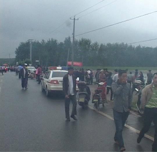昨夜暴雨 夫妻开车回南京轿车雨夜坠水库
