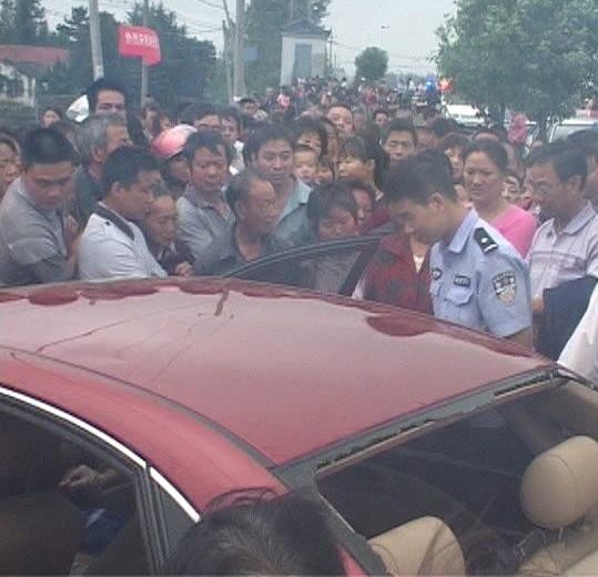 昨夜暴雨 夫妻开车回南京轿车雨夜坠水库