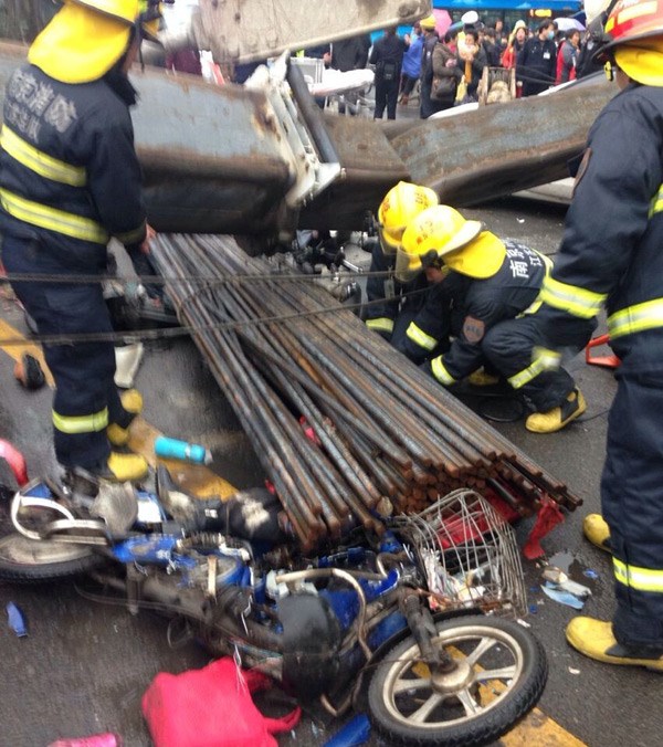 南京地铁工地吊车倒塌 已致2人遇难4人伤