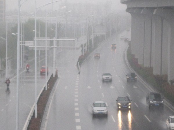 全国陷最大范围强降雨 南京大雨雷电阵风