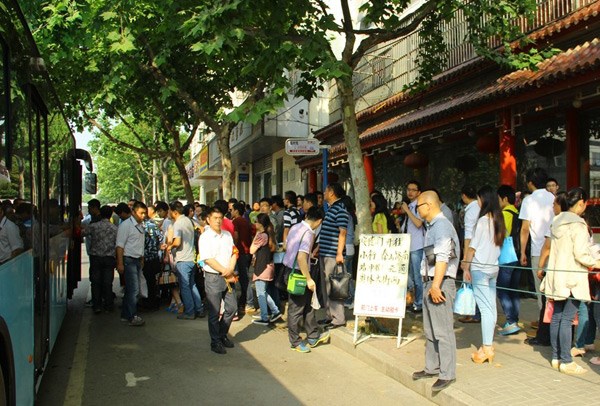 临时公交增至40辆 安德门地铁站昨 平静