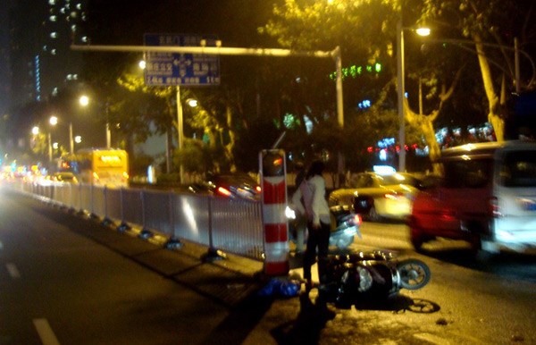 女子骑电动车横穿马路 刹车不及遭摩托撞