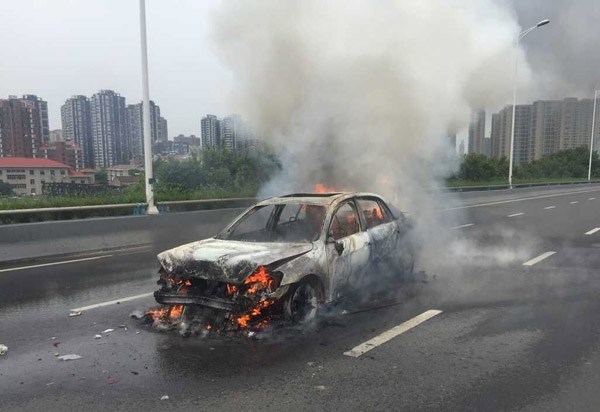 宝来轿车追尾自燃毁坏 高架桥受堵一小时