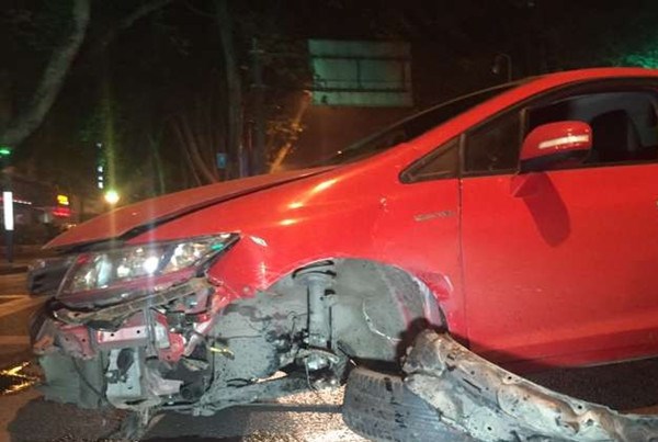 轿车撞上护栏严重受损 司机逃逸涉嫌酒驾