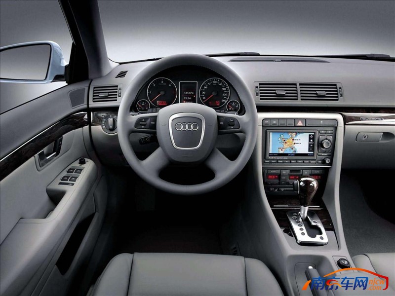 2005款奥迪a4 3.0tdi 中控台