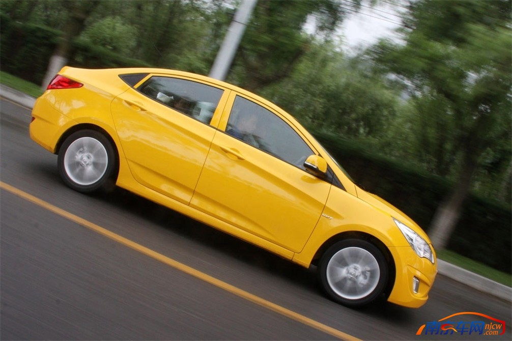 2010款北京现代瑞纳