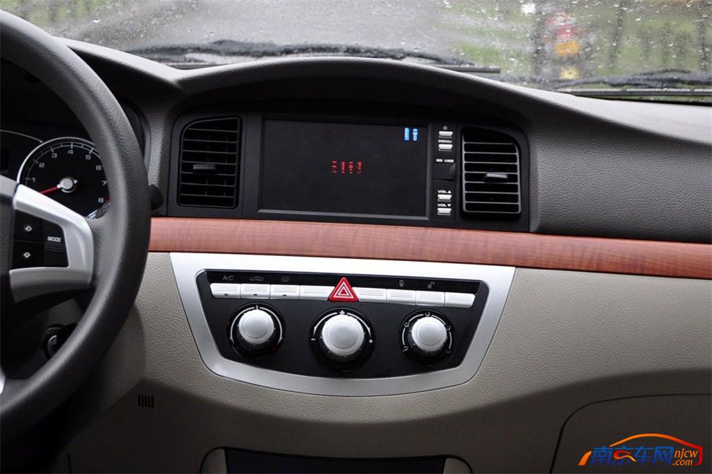 2010款力帆620 中控台