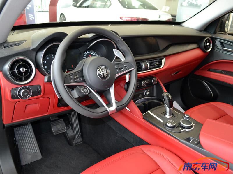 2017款 阿尔法·罗密欧 stelvio 中控台