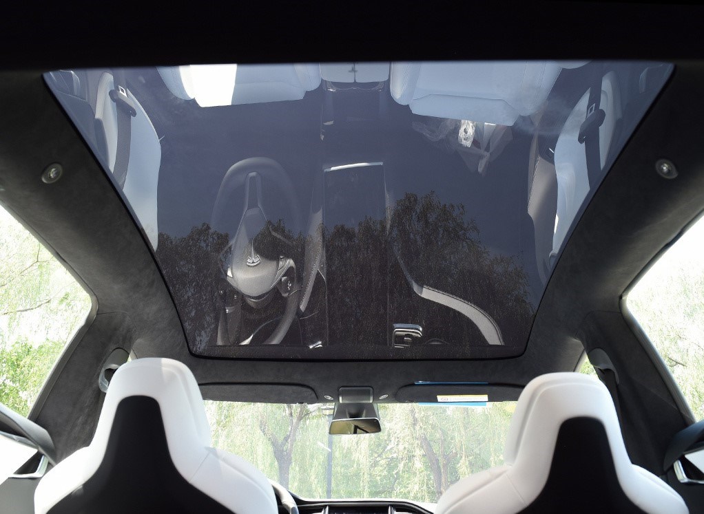 视频记录特斯拉玻璃车顶被大风刮飞