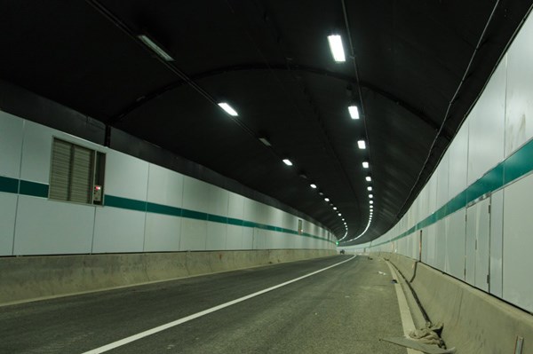 市民驾车体验扬子江隧道 五分钟就可过江