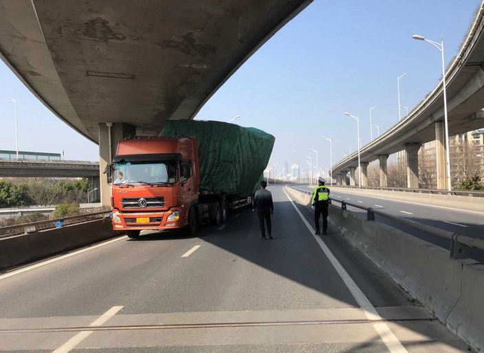 外牌貨車超高被困高架橋 交警封路迅速救援