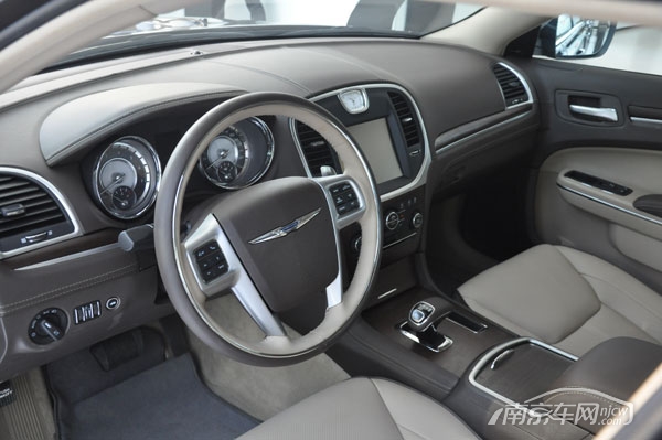 内饰_散发美式豪华 克莱斯勒300c天泓瑞博实拍_南京车网