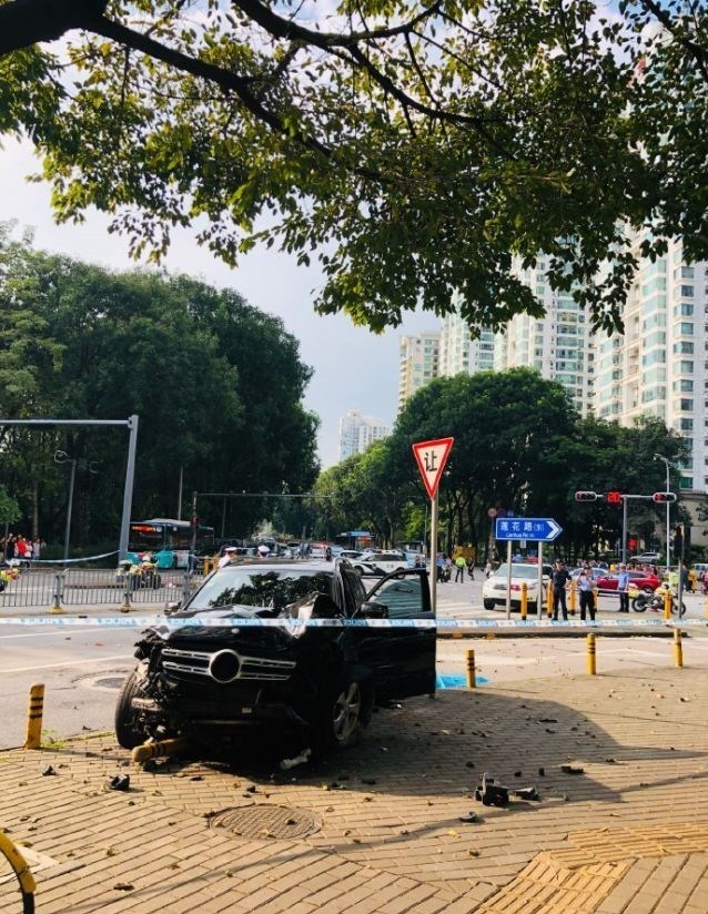 深圳一小车失控撞上安全岛已致2死1伤