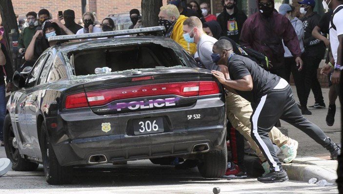 騷亂中的美國警車威風戰車淪為出氣筒