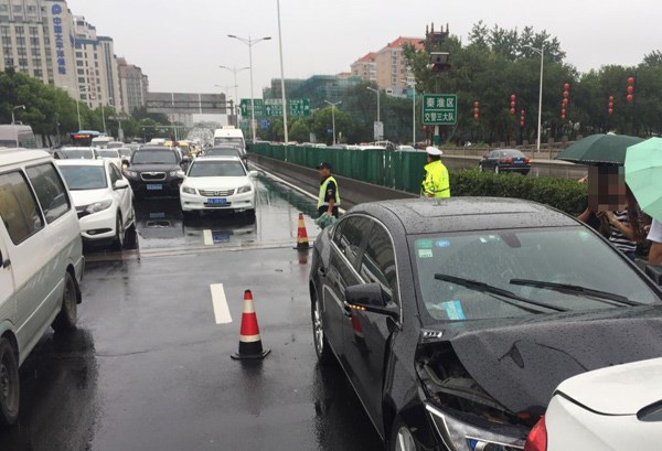 新手女司机追尾新宝马雨天路滑谨慎驾驶