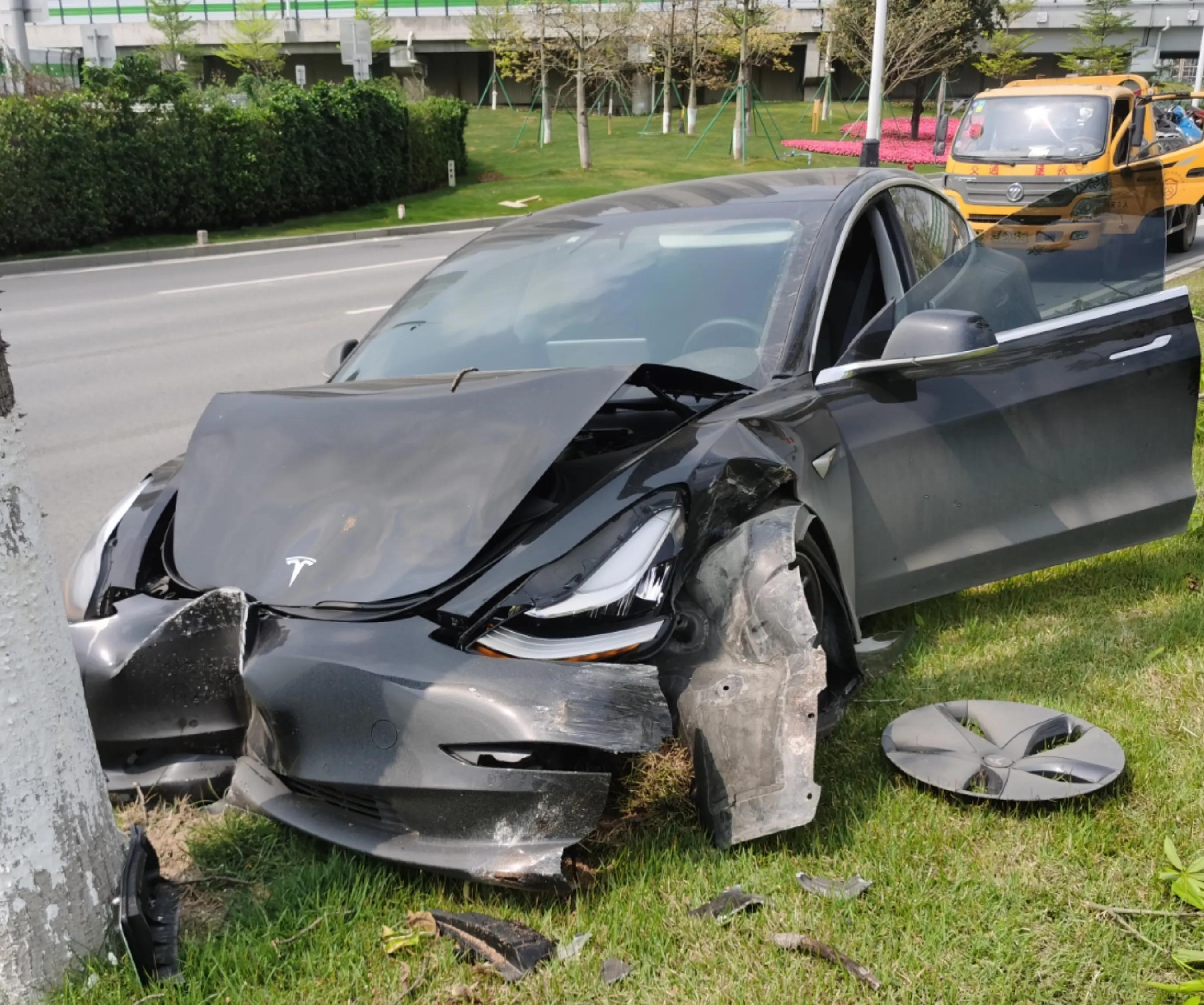 特斯拉model3连撞两树车头近报废气囊未弹出